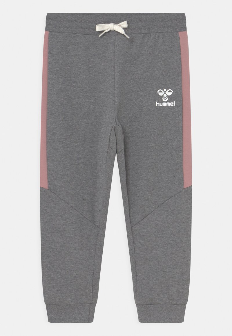 Pantalon de jogging gris en mélange de coton, avec des panneaux latéraux roses, une ceinture à cordon de serrage, et un logo blanc sur la cuisse gauche.