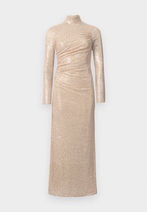 Abito lungo e fitted di colore beige chiaro, realizzato in tessuto di paillettes. Presenta un collo alto e maniche lunghe con dettagli arricciati.