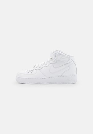 Weißer hoher Nike Air Force 1 Sneaker mit Schnürung vorne, Knöchelriemen und perforierten Zeh-Details auf einfachem weißem Hintergrund.