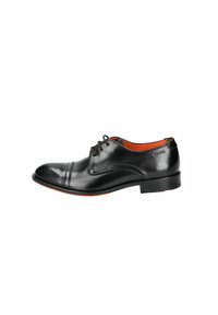 Scarpa nera in pelle con lacci, superficie liscia, punta rotonda, interno rosso a contrasto e suola resistente con leggera trazione.