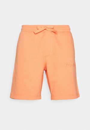 Shorts décontractés orange clair avec taille à cordon et logo brodé subtil sur la cuisse droite, présentés sur un fond uni.