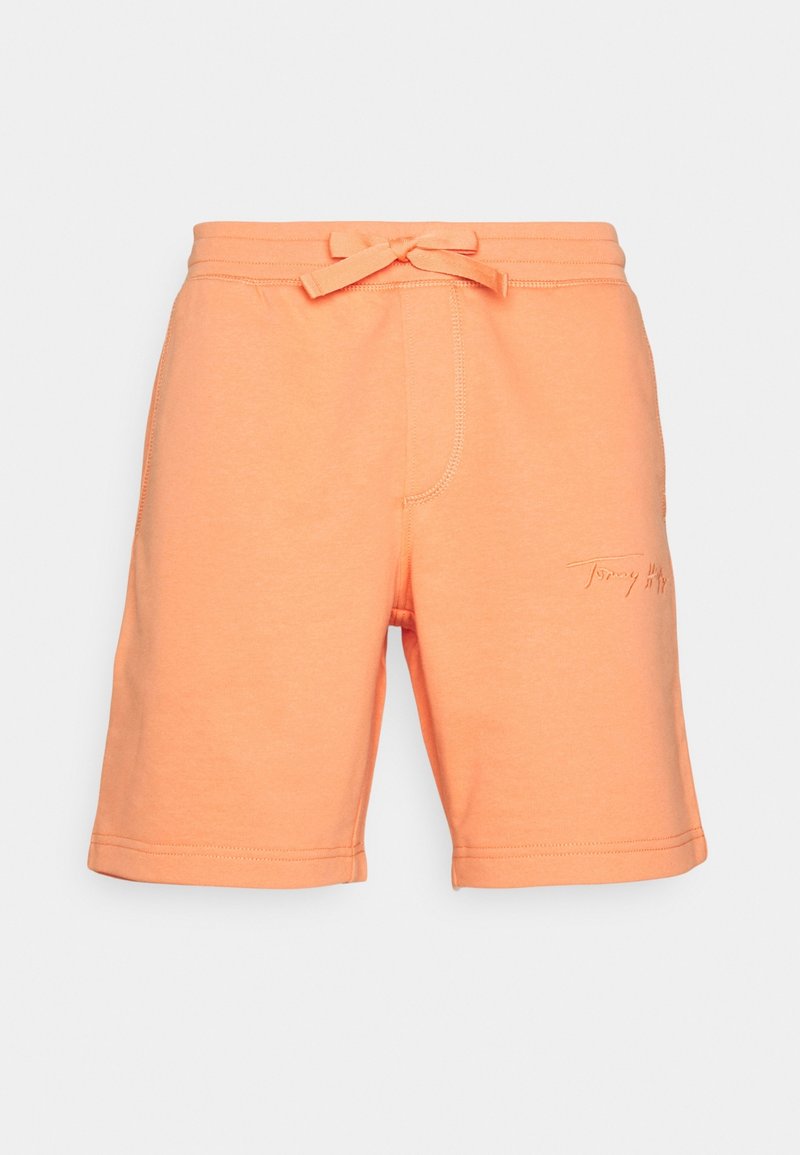 Pantalones cortos casuales de color naranja claro con cintura ajustable con cordón y un sutil logo bordado en el muslo derecho, mostrados sobre un fondo liso.