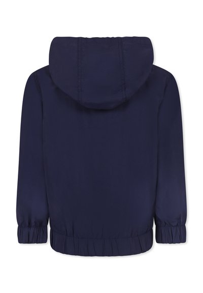 Giacca con cappuccio blu navy realizzata in tessuto leggero, con orlo arricciato e polsini elasticizzati per un look aderente. Texture liscia senza motivi.