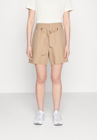 Shorts beige fino al ginocchio con vita regolabile e grommet in metallo. Realizzati in tessuto morbido, presentano tasche laterali e una vestibilità ampia.