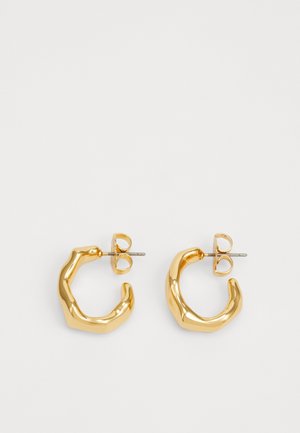 Aranyszínű, texturált fülbevalók szerves formában, finom fénylő felülettel és biztonságos, hátlapi záródással.