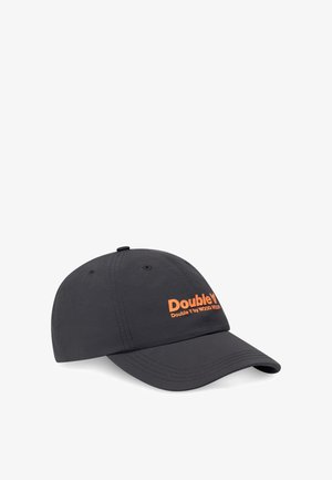 Črna baseball kapa iz blaga z ukrivljenim šiltom in nastavljivim trakom. Na sprednji strani je oranžen logotip. Gladek tekstura, minimalističen dizajn.