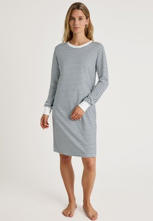 Gestreiftes Nachthemd mit langen Ärmeln in Weiß und Marineblau. Weicher Stoff, Rundhalsausschnitt und kontrastierende Bündchen. Midikleid, entspanntes Design.