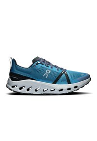Baskets de sport bleu avec une tige en mesh respirant, des lignes accentuées noires, une semelle blanche rembourrée avec des découpes et un design de bout arrondi.