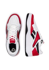 Biele, červené a čierne tenisky Reebok zobrazené z vrchu a z boku na bielom pozadí.