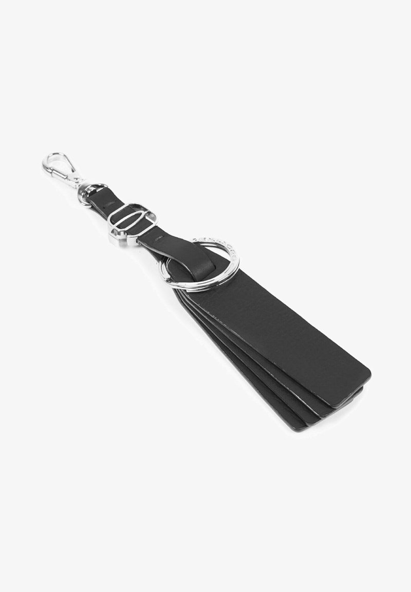 Portachiavi in pelle nera con tre strisce piatte, anello in metallo argento e clip. Texture liscia con un design minimalista e accessori in metallo lucido.