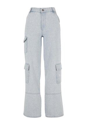 Jasnoniebieskie spodnie moro z denimu z wysokim stanem, szerokimi nogawkami, zapięciem na guzik z przodu, zamkiem błyskawicznym i wieloma kieszeniami z klapami po bokach.