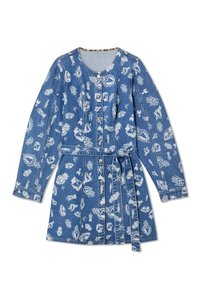 Denimkjole med lange ermer, blått stoff, hvite grafiske mønstre, frontknapper og belte i midjen. Rund halslinje og avslappet passform.