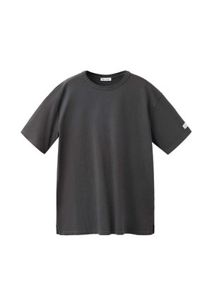 Enkelt mørkegråt T-shirt med korte ærmer og rund halsudskæring med et lille hvidt mærke på venstre ærme, vist mod en hvid baggrund.