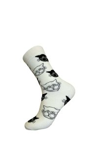 Vit bomullssocka med ett mönster av svarta och vita kattansikten med morrhår, som har en slät textur och en design i ankellängd.