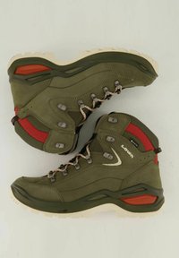 Zielone, półwysokie buty trekkingowe wykonane z zamszu i siateczki. Posiadają czerwone akcenty, metalowe oczka i wyściełaną, teksturowaną podeszwę.