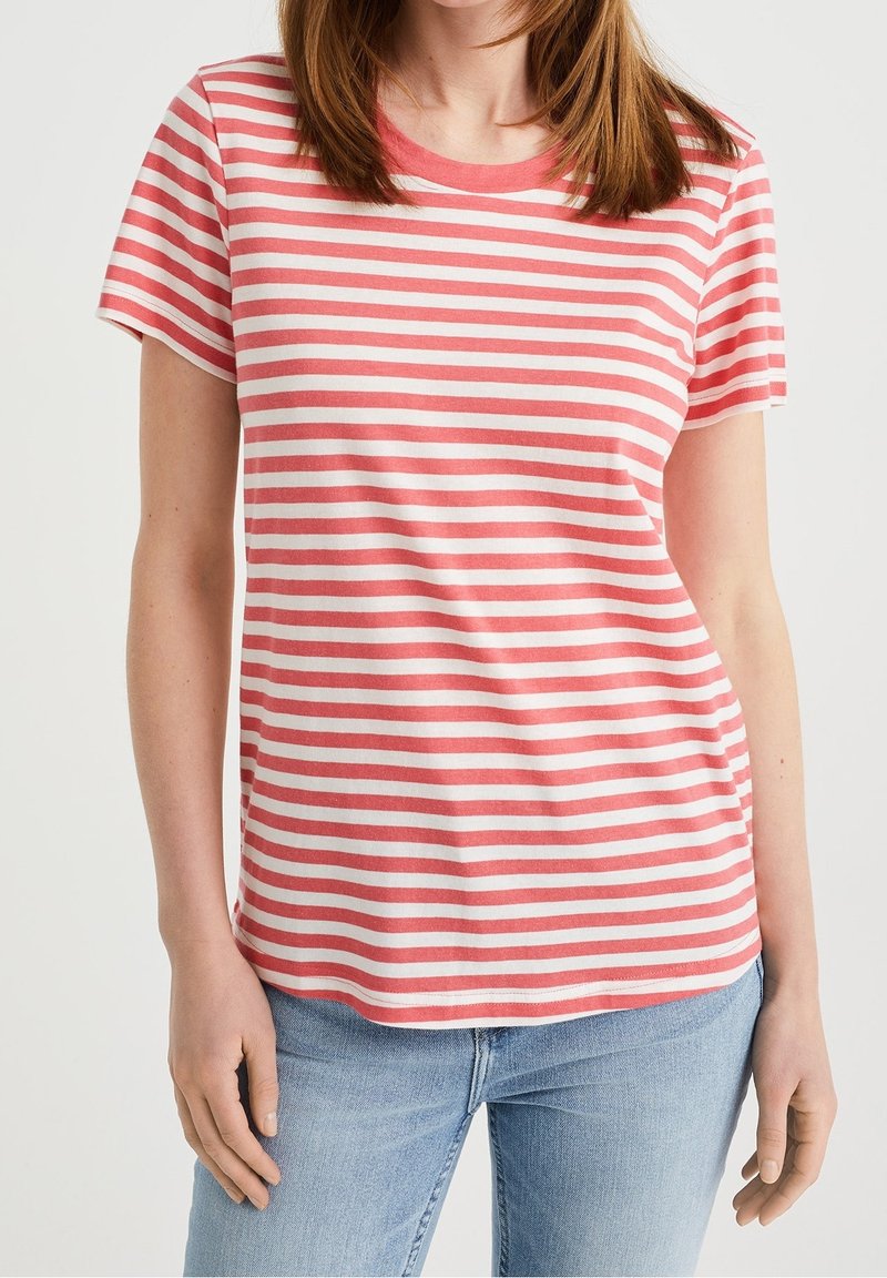 Pruhované tričko v korálové a bílé barvě, krátké rukávy, kulatý výstřih, měkká látka, volný střih, navrženo s rovnoměrnými horizontálními pruhy.