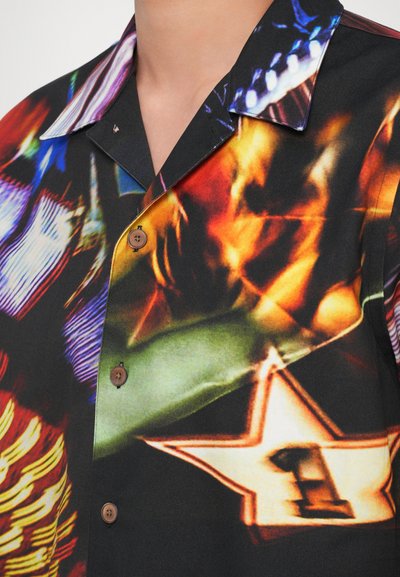 Camicia a maniche corte con un vivace motivo grafico astratto su sfondo nero, bottoni marroni e colletto a punta.