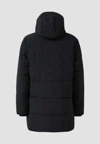 Zwarte gewatteerde winterjas met een capuchon, lange mouwen en horizontale quilt, van achteren weergegeven op een lichtgrijze achtergrond.