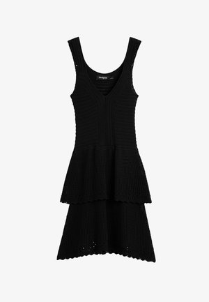 Čierne bezrukávové háčkované šaty s výstrihom do V, priliehavým pásom a vrstvenou rozšírenou sukňou s oblými okrajmi.