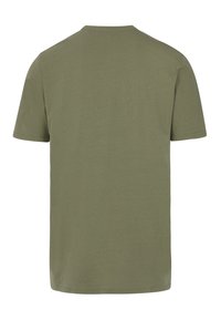 Camiseta de manga corta verde olivo con cuello redondo y un acabado suave de algodón; diseño simple sin logotipos ni patrones visibles.