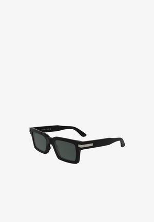 Óculos de sol retangulares pretos com lentes cinzas. Apresenta detalhes em prata nas hastes e um acabamento mate na armação.