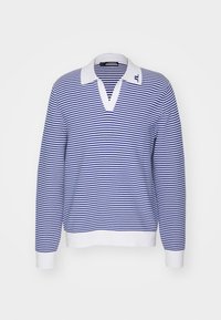 Sininen ja valkoinen raidallinen neulepusero, jossa on V-aukko ja valkoinen kaulus. Ominaisuuksiin kuuluu pitkät hihat sekä ribbaatut hihansuut ja helma.