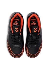 Zapatillas deportivas negras con acentos naranjas, con un material suave, diseño de cordones y un patrón de rejilla en los laterales.