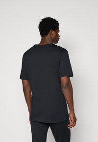 Sort kortærmet t-shirt, lavet af bomuld, med rund halsudskæring og en afslappet pasform. Glat tekstur og minimal detaljer.