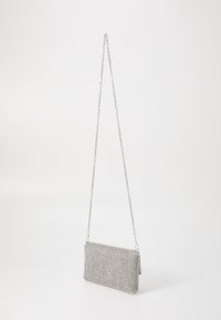 Silver metallisk clutch-väska med rektangulär form, täckt av små rhinestones, med en kedjesnor och dragkedjestängning.