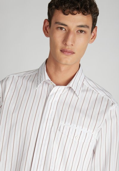 Camicia bianca con sottili righe verticali marroni, colletto button-down e dettaglio tasca. Tessuto liscio con una vestibilità classica.