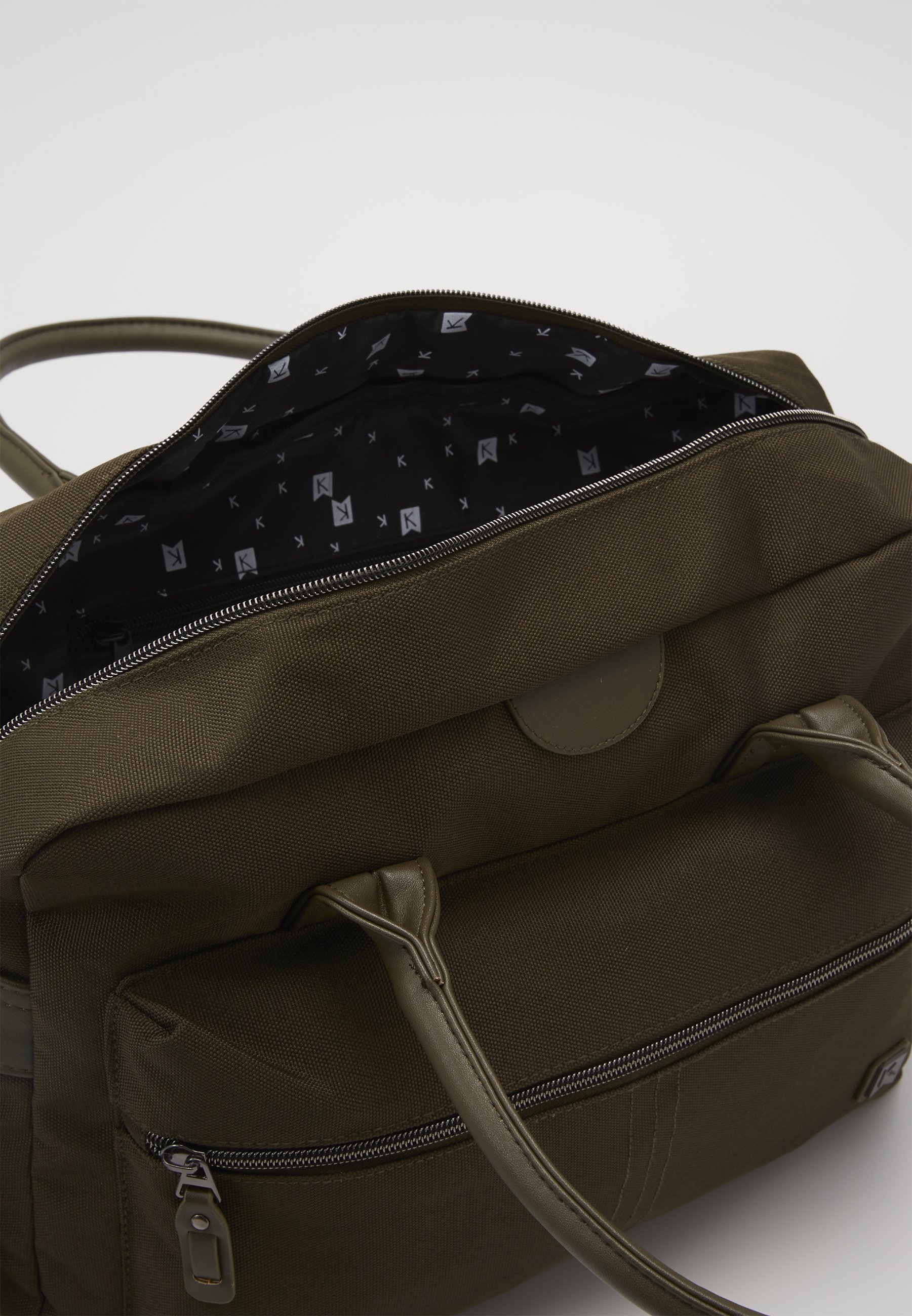 Kidzroom DIAPER BAG KIDZROOM FRIENDLY Skulderveske army Kidzroom DIAPER BACKPACK KIDZROOM FRIENDLY Ryggsekk army