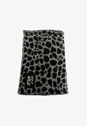 Coperta a stampa leopardo con uno sfondo grigio testurizzato e macchie verde scuro. Include un'etichetta nera con il testo "KEEP IT WILD."