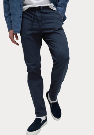 Marineblaue, locker sitzende Hose aus leichtem Stoff, mit einem elastischen Bund und Kordelzug sowie seitlichen Taschen.
