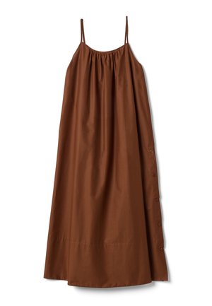 Robe maxi marron sans manches avec fines bretelles spaghetti et boutons sur une couture latérale, détail d’encolure froncée.