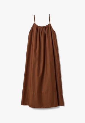 Robe maxi marron sans manches avec fines bretelles spaghetti et boutons sur une couture latérale, détail d’encolure froncée.