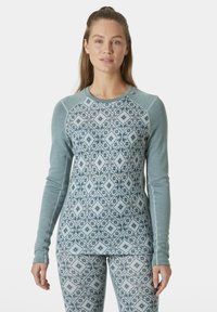 Langarmtop en leggings in lichtblauw met een geometrisch diamanten patroon. Zachte brei stoffen, naadloos ontwerp en textuuraccenten.