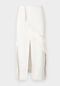 Jupe crayon blanche avec des détails à franges sur un côté, dotée d'une fente frontale, fabriquée dans un tissu lisse avec une silhouette structurée.