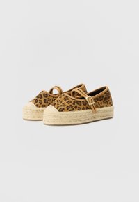 Brune leopardmønstrede espadrillosko med en vævet jutesål, rund tå og en spænde rem over toppen for en sikker pasform.