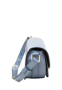 Sac à main en cuir bleu clair avec un design structuré, une bandoulière ajustable et des ferrures dorées. Il présente une texture lisse et une forme rectangulaire.