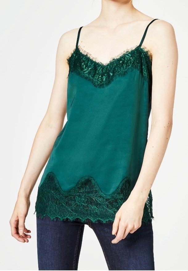 Grön satin camisole med spetsdetaljer vid halsringning och fåll, med justerbara axelband och en vågformad kantdesign.