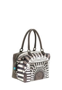 Piccola borsa a mano con motivo a strisce arcuate bianche e nere, manici in pelle marrone e chiusura con zip dotata di un bottone di accento blu.