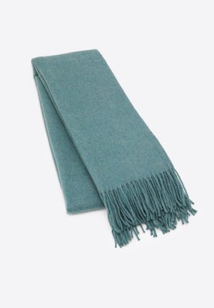 Écharpe en laine douce couleur sarcelle pliée avec de longues franges à une extrémité sur fond blanc.