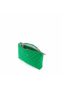 Pouch trapuntato verde con un motivo geometrico testurizzato, dotato di una zip dorata e di una fodera interna grigia chiaro.