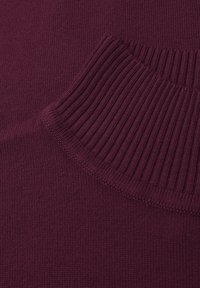 Maglione a maglia borgogna con una texture liscia e dettagli a costine sul colletto. Il design è elegante con una forma aderente.