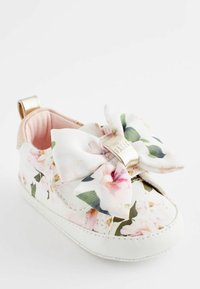Baker by Ted Baker FLORAL ORGANZA BOW TRAINER PADDERS biały