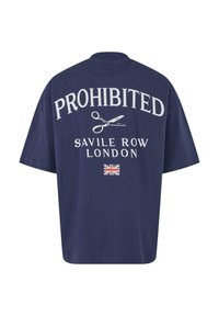 Mørkeblå oversized t-shirt med hvid tekst, der siger "FORBUDT" og "SAVILE ROW LONDON", med saks grafisk og detalje af det britiske flag.