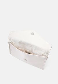 Ljusrosa satinklutch med knäppstängning, innermedel och silverkedjesläp. Slät textur och minimalistisk design.