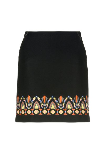 Crna suknja s kolorističnom geometrijskom vezom na rubu u narančastoj, žutoj, plavoj i crnoj boji, s elegantnim dizajnom i suptilnim detaljima šivanja.