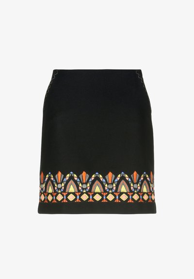 Crna suknja s kolorističnom geometrijskom vezom na rubu u narančastoj, žutoj, plavoj i crnoj boji, s elegantnim dizajnom i suptilnim detaljima šivanja.