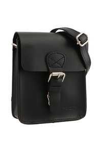 Schwarze Leder-Schultertasche mit Klappenverschluss, silbernen Schnallenbeschlägen, sauberer Naht und abnehmbarem Tragegurt. Kompakte quadratische Form.